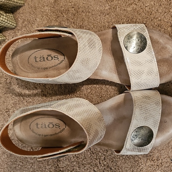Taos Footwear Cream Sandals with Silver Details - Picture 6 of 6